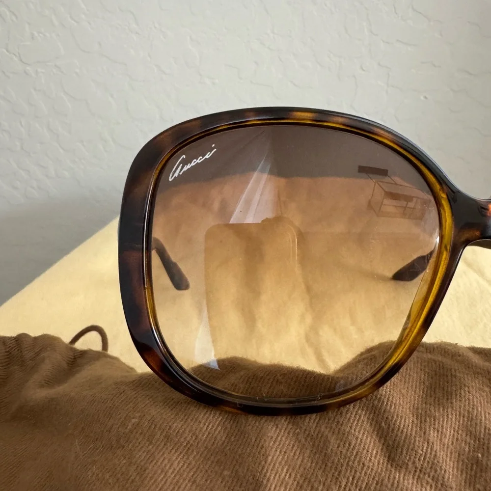 GUCCI Tortoise Shell Sunglasses - Picture 2 of 5